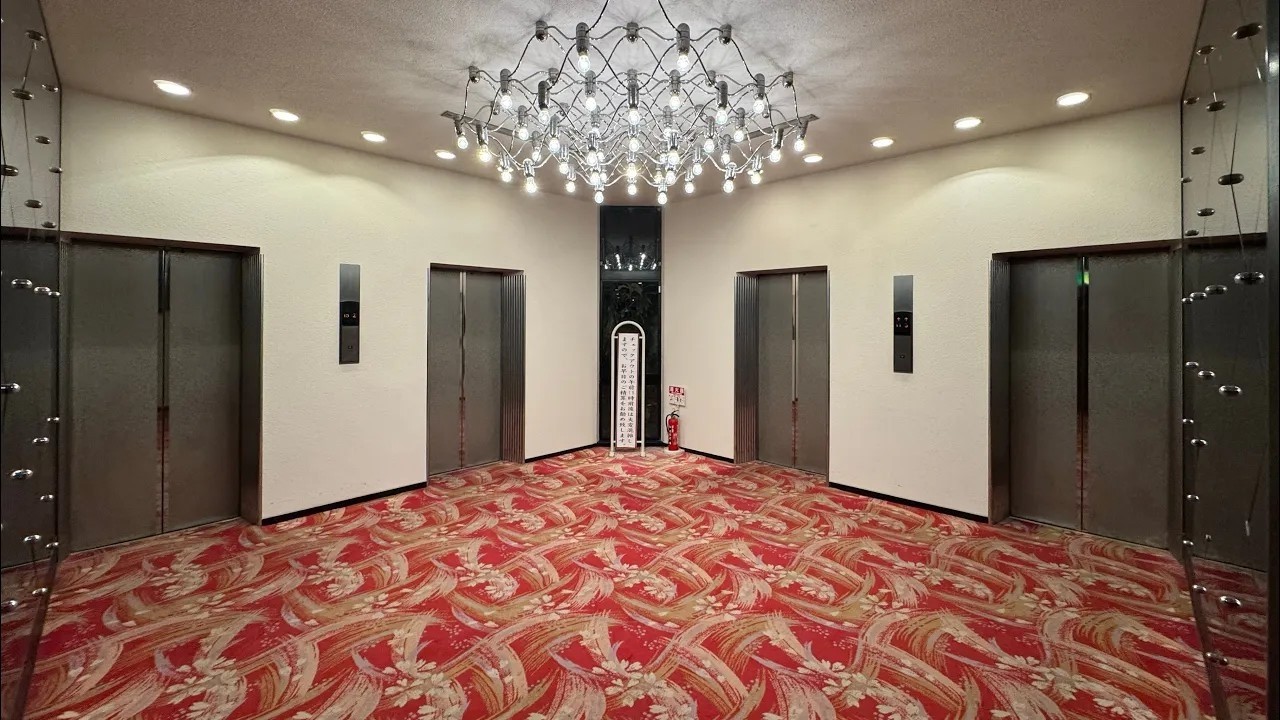【直角4基配置、1基だけプレートに差異あり】 三菱エレベーター ホテル サンハトヤ