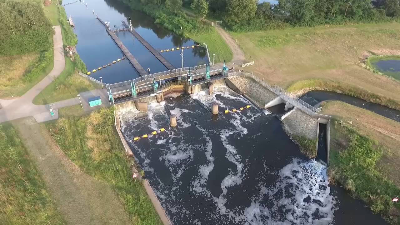Oude IJssel sluis tussen Doetinchem en Terborg vanuit de lucht gefilmd