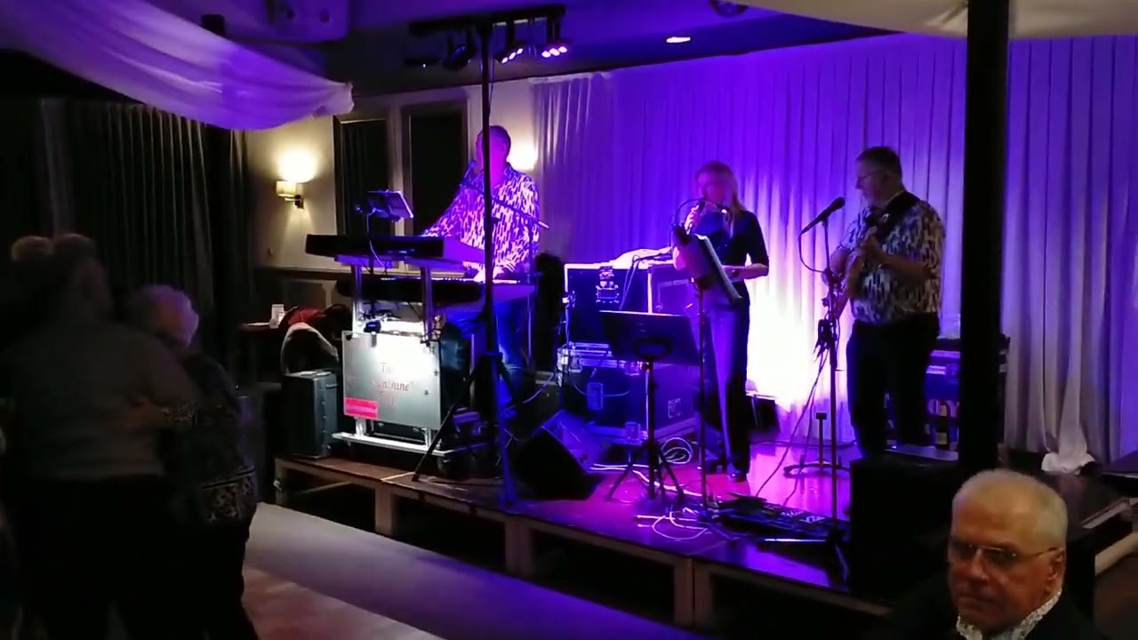 De Bosparel in Bakel elke Zondag met live muziek dit keer The Sunshine Boys  gast Celina.
