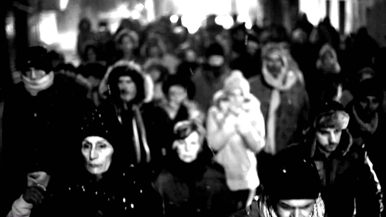 Des Gens Qui Marchent La Nuit Dans Le Froid - 4ème Prise