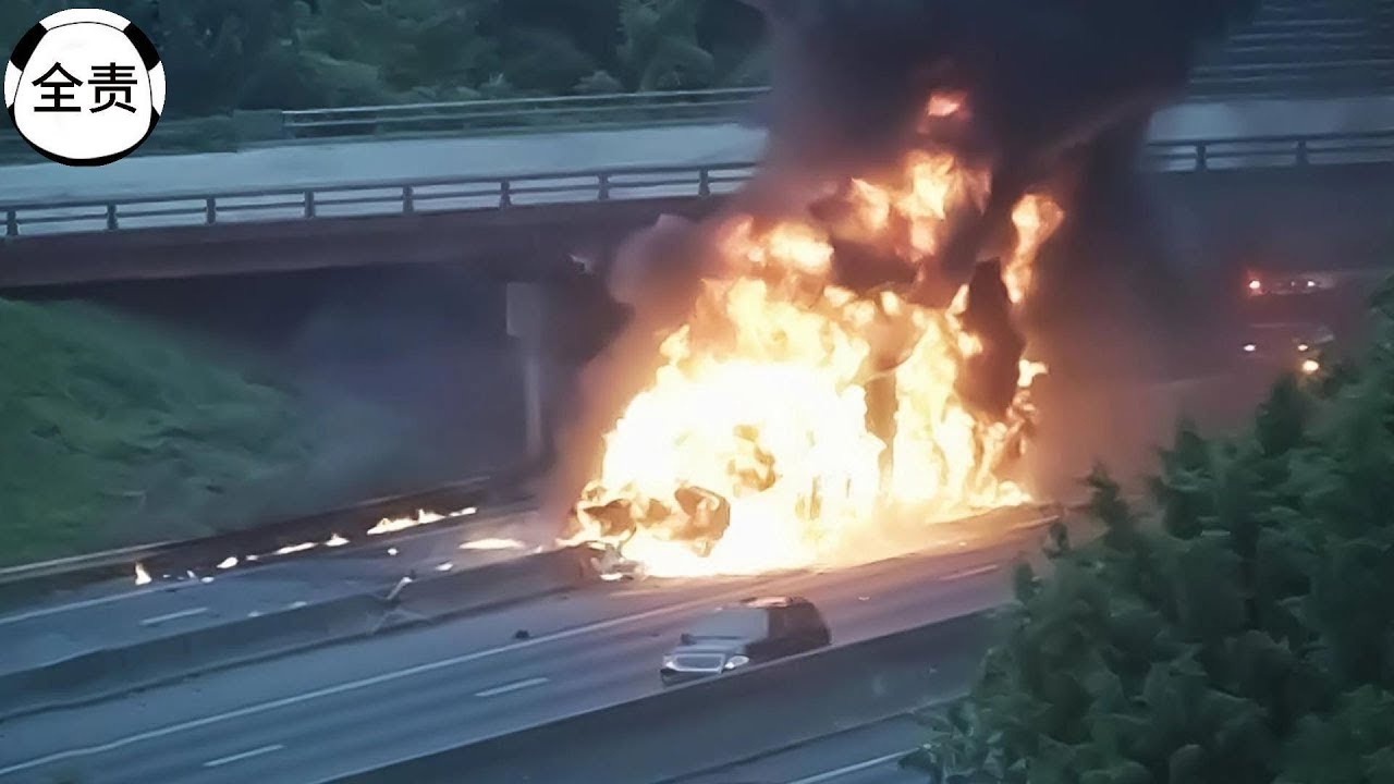 中国小仙女在高速路口强行停车变道，导致后方货车紧急避让发生事故，事后竟然甩锅货车司机技术太差？结局令人舒适！#路怒症 #行车记录仪 #车祸现场
