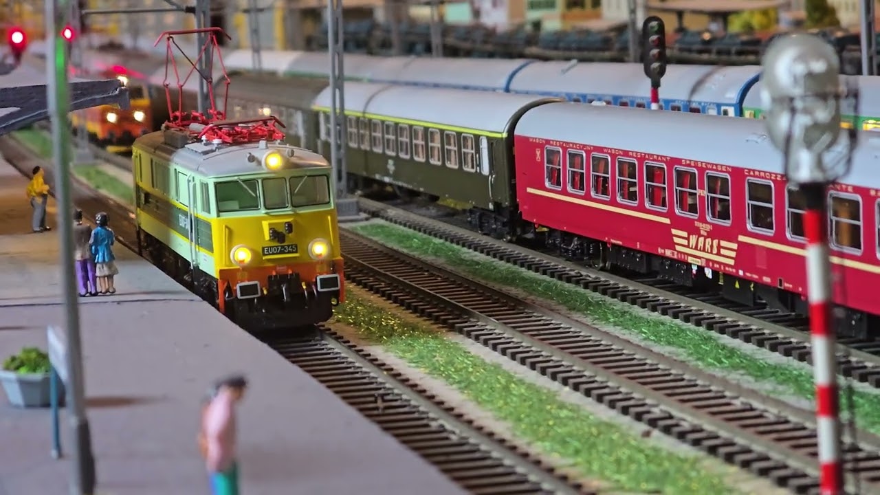 Pociąg Express  Kraków Płaszów-Warszawa Wsch  Ex3112/3 Ernest Malinowski zestawienie wizualne.