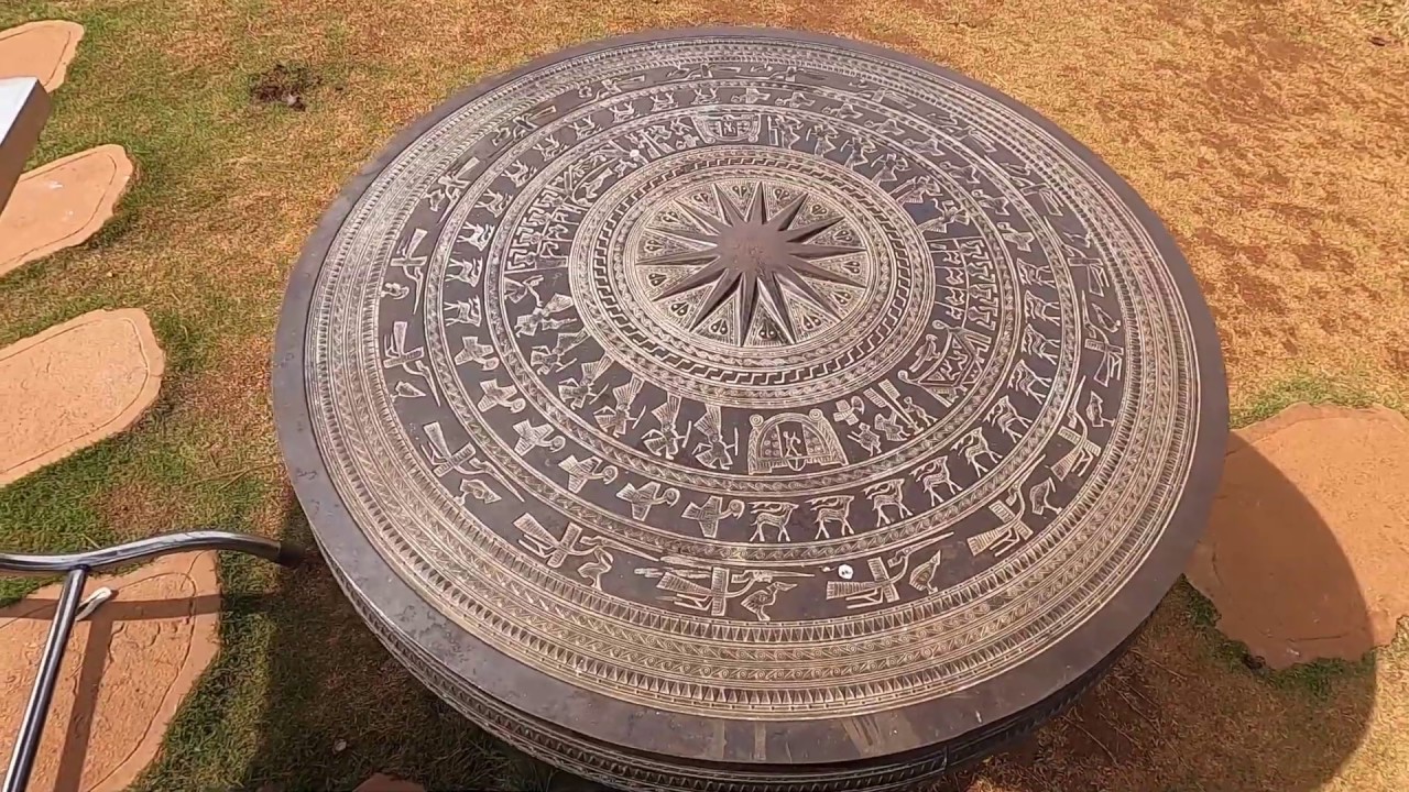 Dong Son bronze drum | Trống đồng tr&ecirc;n đỉnh am ti&ecirc;n