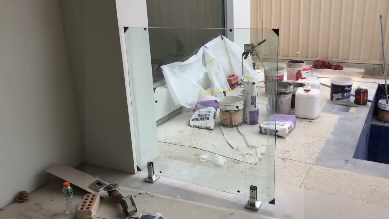 Как установить безрамное стеклянное ограждение бассейна с резьбовыми шпильками