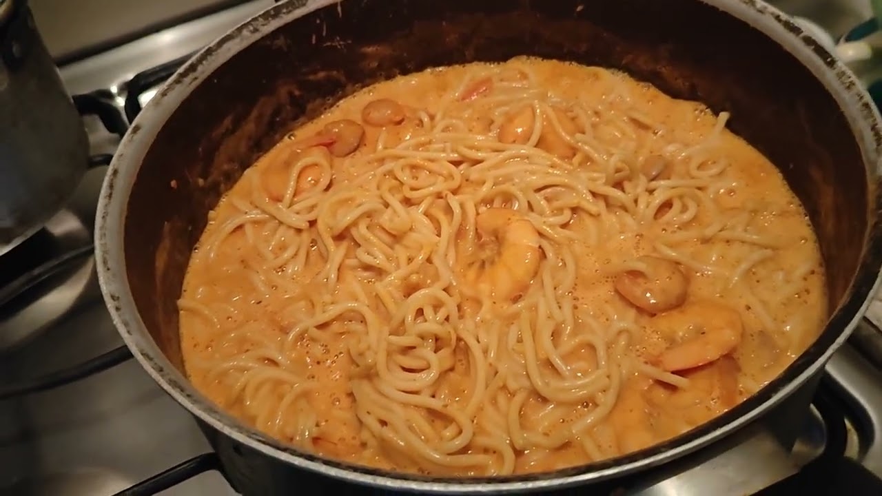 Guisando camarones con spaghetti 