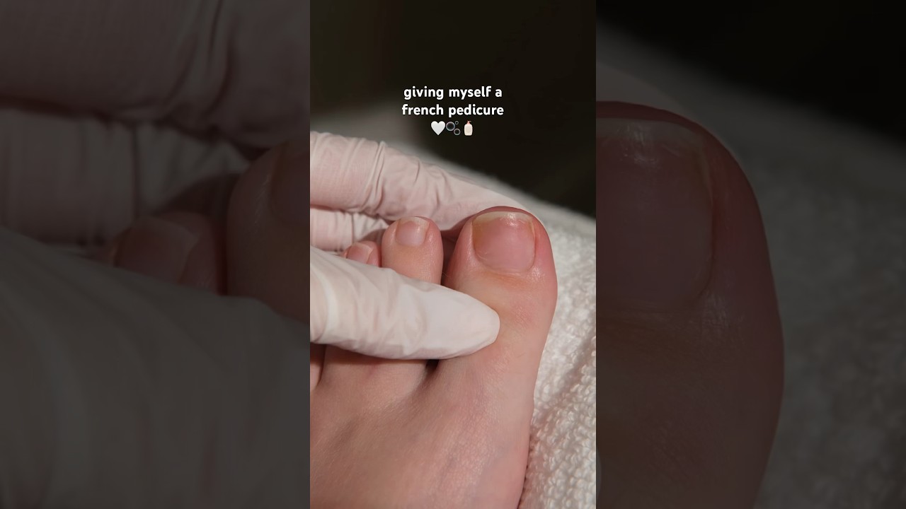 French Pedicure at home🤍🫧🧴#diypedicure #diynails #gelnails #pedicure #frenchpedicure #nailart