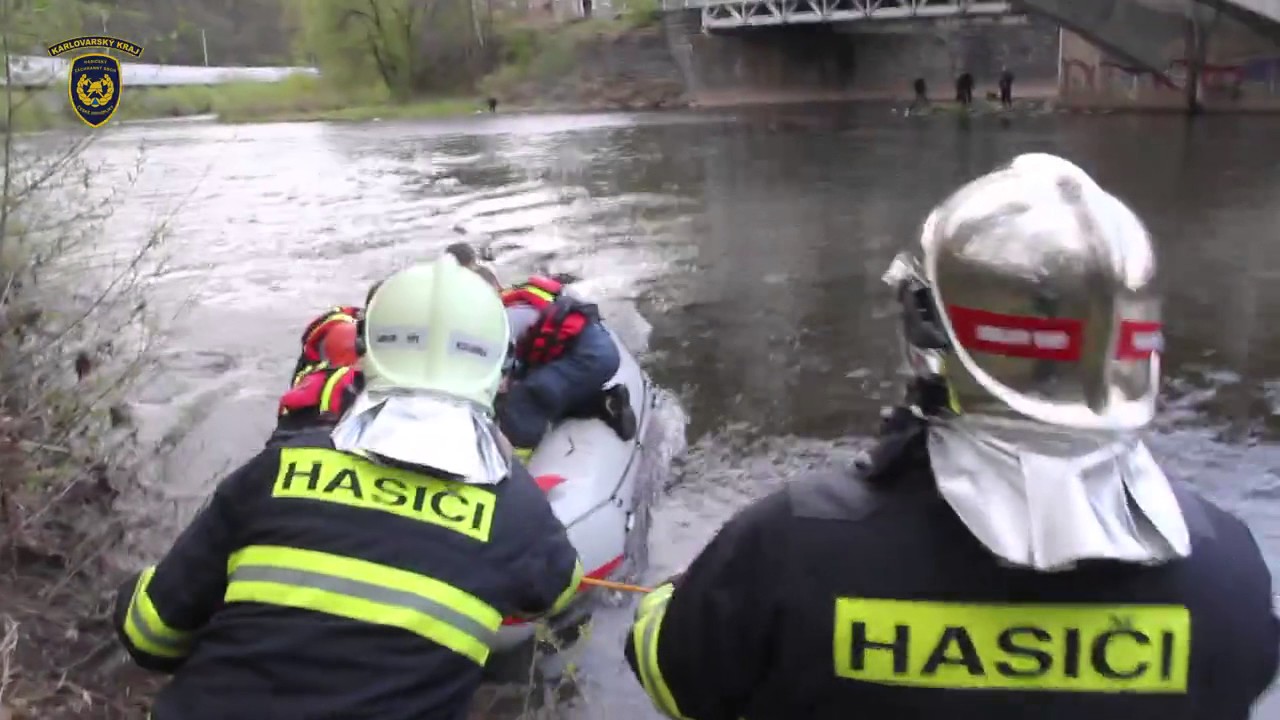 HZS KVK: Hasiči v Karlových Varech zachraňovali ženu z řeky Ohře