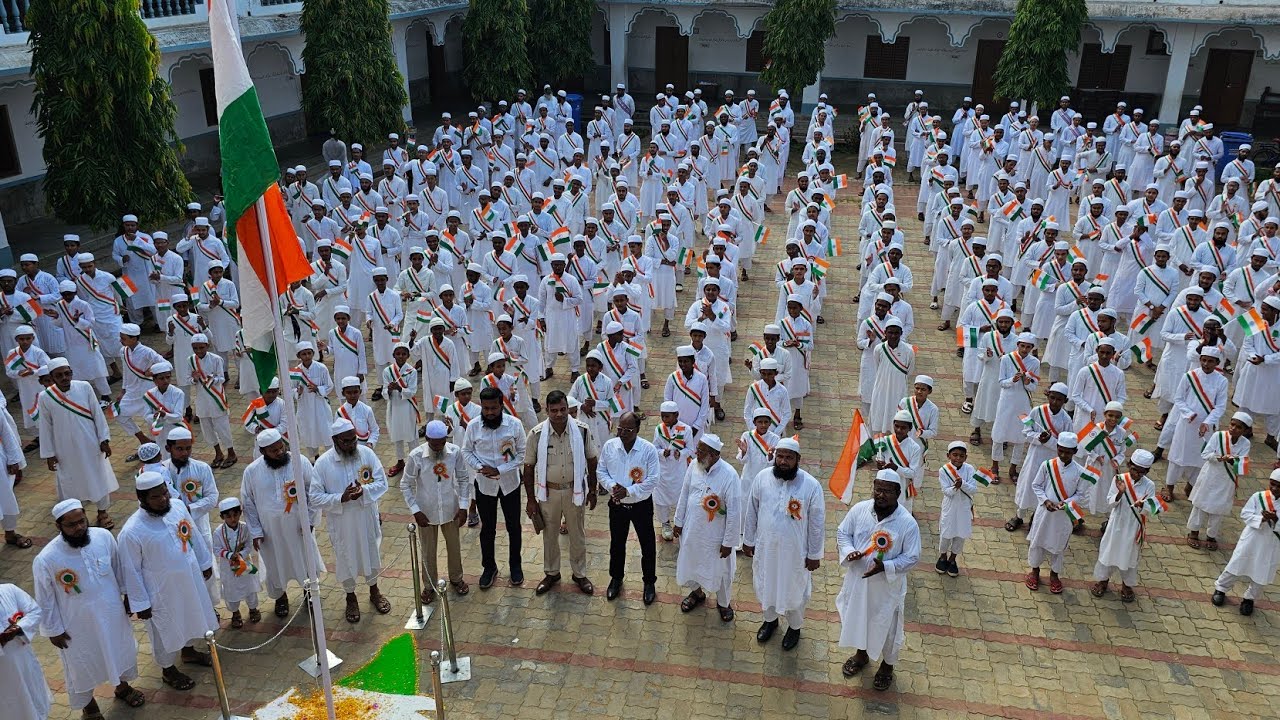 Sare Jahan Se Acha by Jamia Students at #JamiaAshrafulUloom