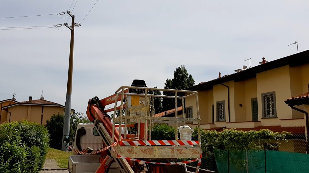 Rimane folgorato mentre lavora alla grondaia di un'abitazione: grave un 35enne