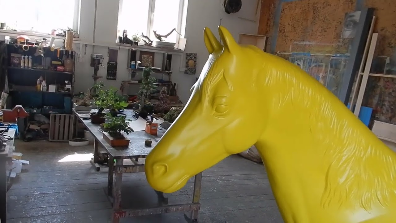 ROXYrental.cz - maketa koně 2888, žlutý s reliéfem hřívy, délka 220 cm