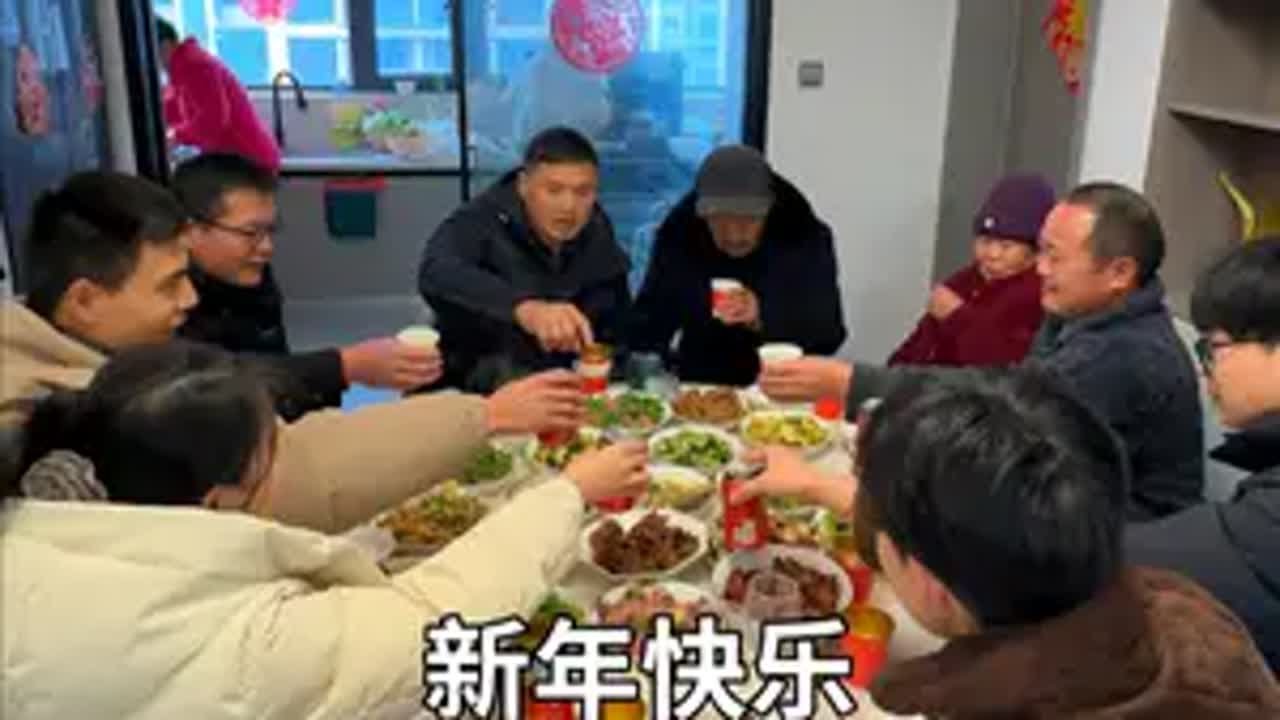 小雪和强子去拜年，今天一次拜四家，也祝粉丝家人们新年快乐，身体健康山村小雪和强子 拜年 新年快乐