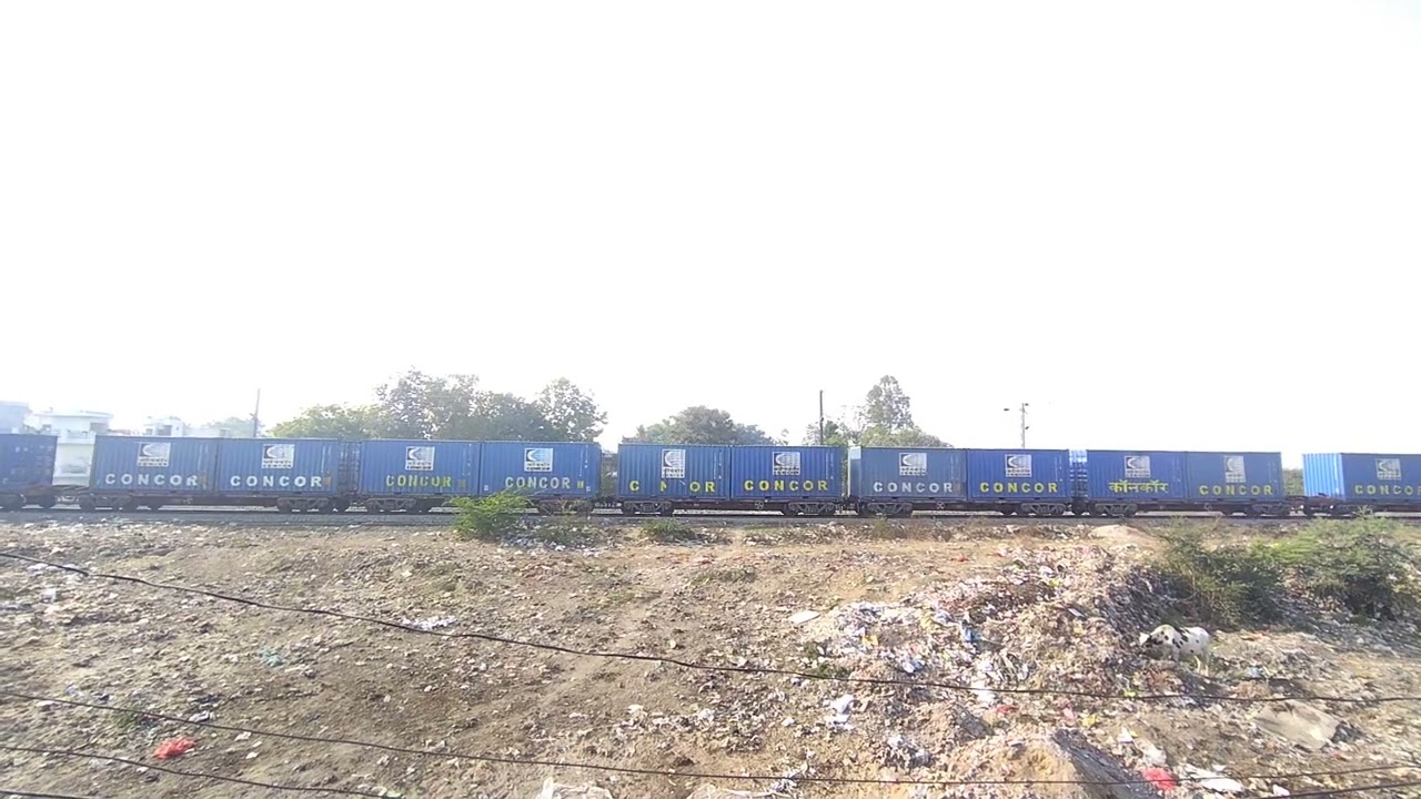 Gandhidham diesel loco hauling CONCOR rakes towards Gomtinagar #indianrailways #dieselloco
