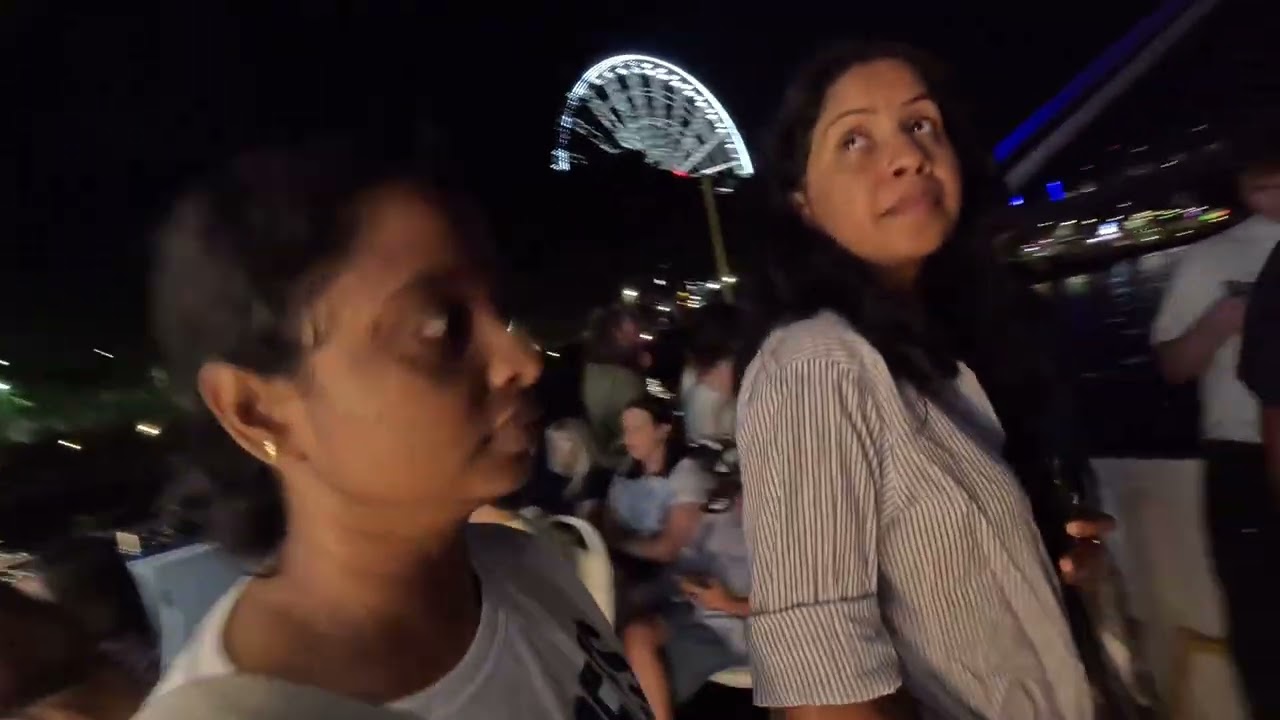 බ්‍රිස්බේන් නගරයේ රාත්‍රියේ ගිය බෝට්ටු (ෆෙරි) ගමන