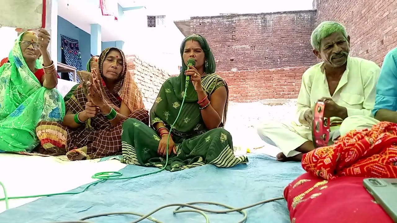 🏵️ जल बीच कमल ,कमल बीच कालिया🌹 ता पर भांवरा   लुभाषि 🙏