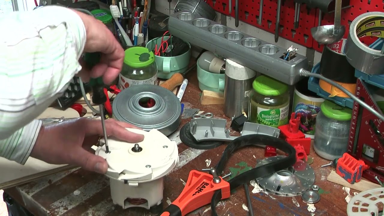 Miele vacuum cleaner broken motor power controller repair. Miele stofzuiger reparatie motorregelaar