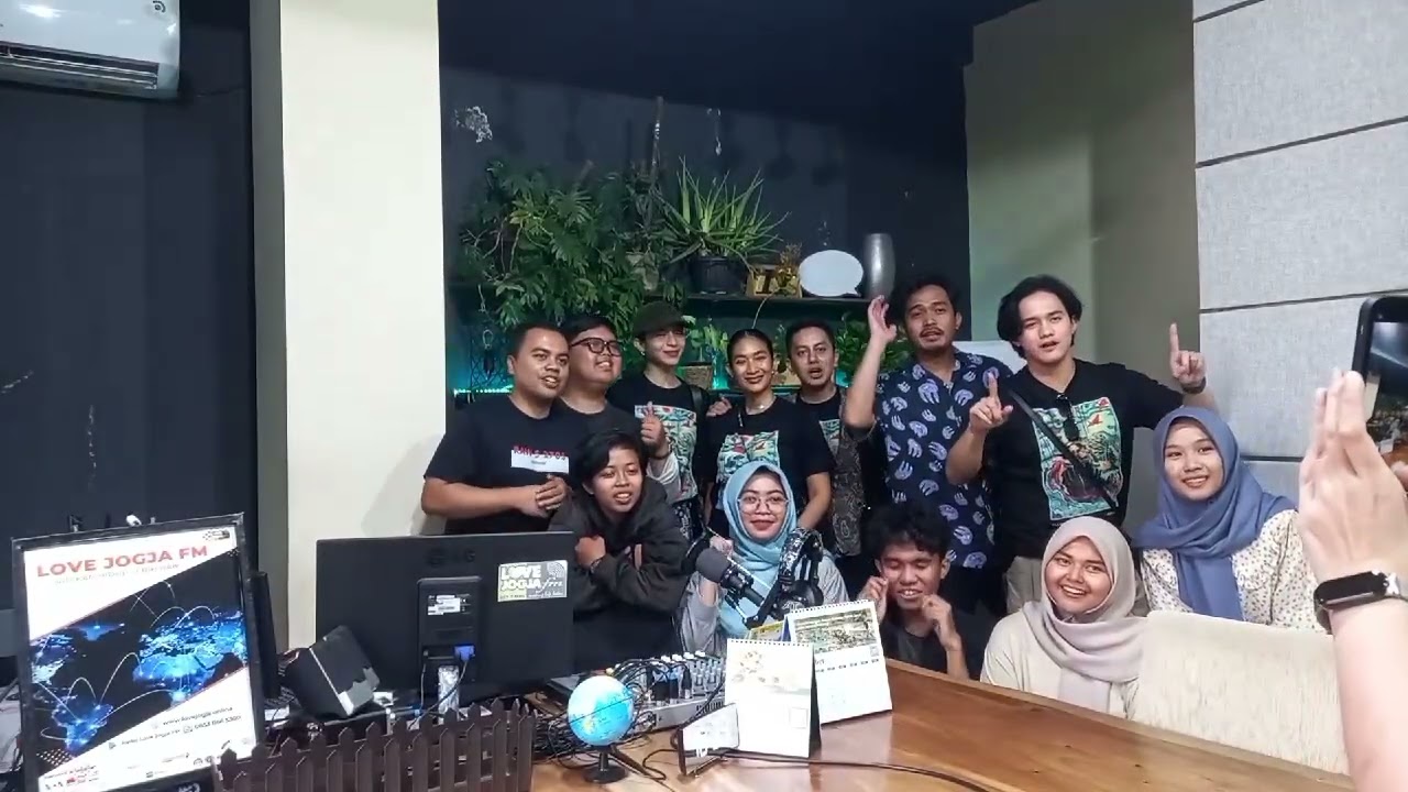 After Talkshow Cast Film 
