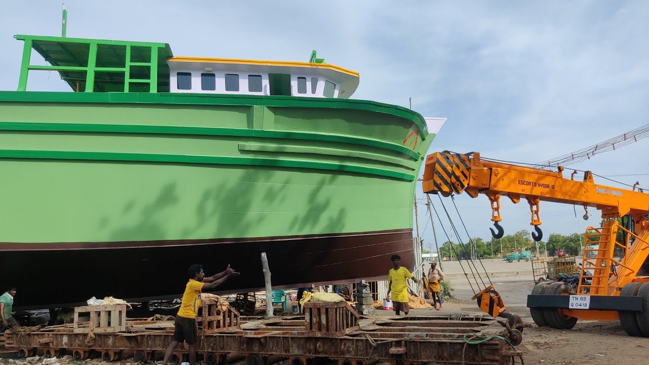 60 டன் விசைப்படகு கடலில் இறங்கும் நேரடி காட்சி