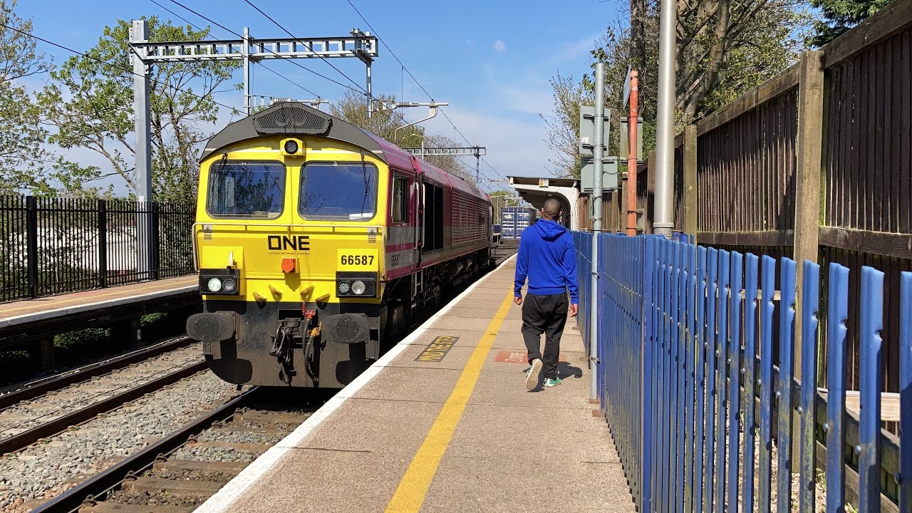 ONE Class 66: 66587 &lsquo;As One We Can&rsquo; passing Reading West | 24/04/21