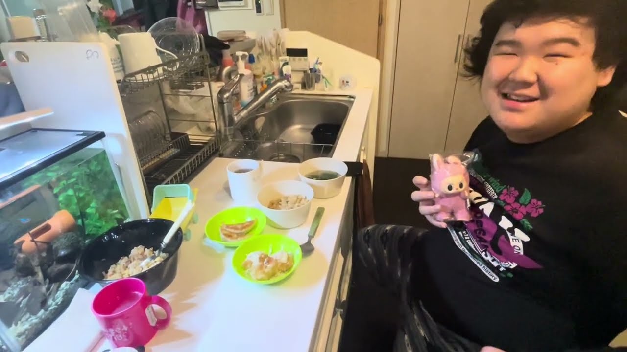 ピンクのラブブのベリーちゃんと中華の出前を食べる