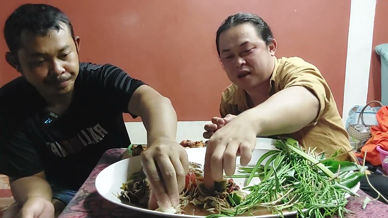 ส้มตำเผ็ดสุดๆขนมจีนก็เหนียวนุ่ม ได้เห็ดขมและผักสดบอกเลยอร่อยเกินจะบรรยาย