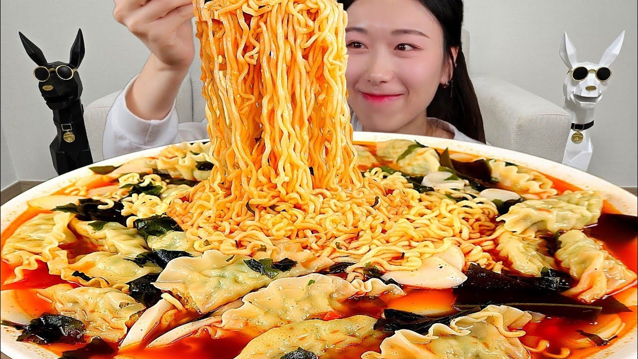 ASMR 오랜만에 너구리로 끓인 떡만두라면 총각김치 리얼먹방 :) Rice cake dumpling ramen , Kimchi MUKBANG