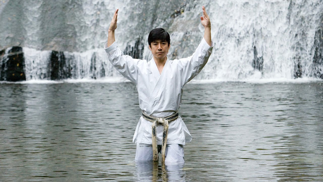 Jak zmienić swoje ciało poprzez ukłony [BUDO KARATE Naka Tatsuya]