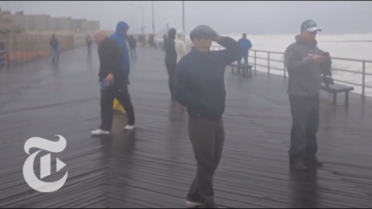 Hurricane Sandy Creeps into Queens | The New York Times