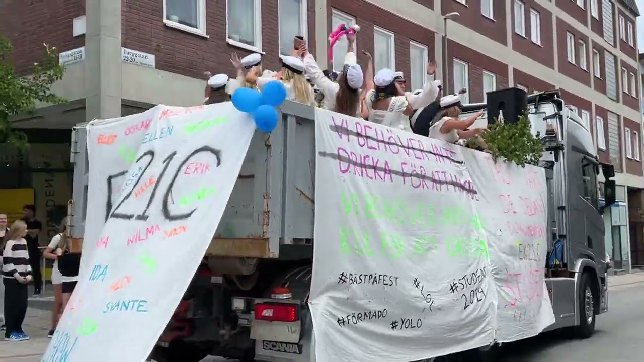 Studentflak Student Westerlundska Gymnasiet Enköping 5 juni 2024 hela paraden