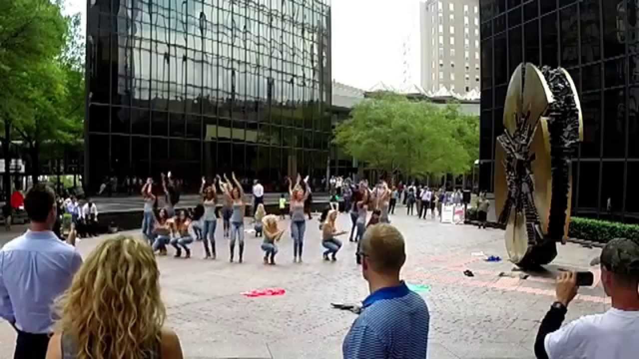 Charlotte Hornets Cheerleaders Flash Mob on Trade and Tryon