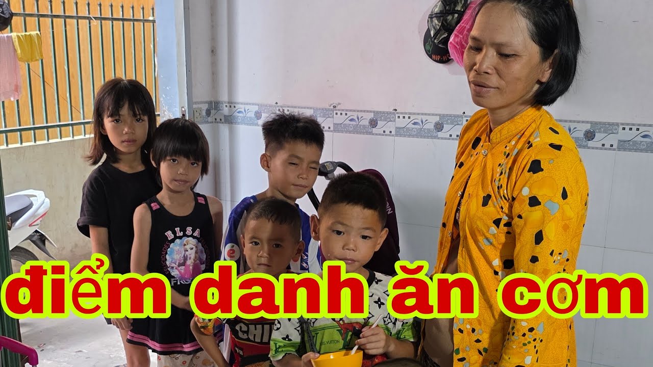 Người mẹ trẻ điểm danh ăn cơm ai ngơ ngác