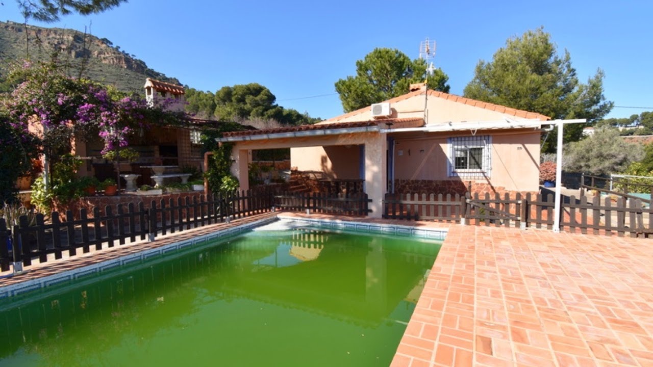 180.000€ 2-bedroom villa with extensive plot and a swimming pool in Albalat dels Tarongers, Valencia