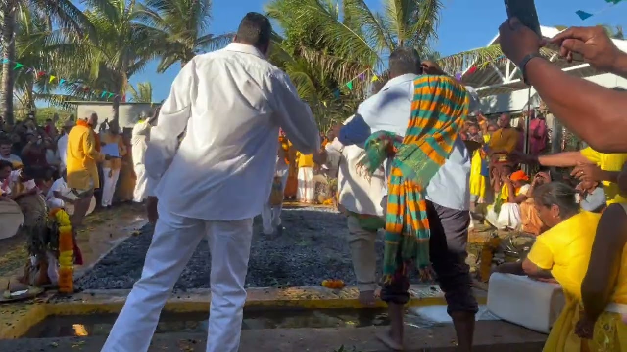 Marche sur le feu  à TERRE SAINTE ,à Saint -PIERRE . 