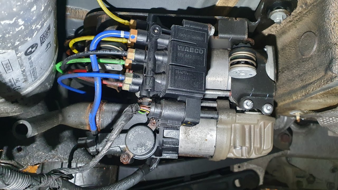BMW 7 G11 Air suspension COMPRESSOR, RELAY, FUSE location.