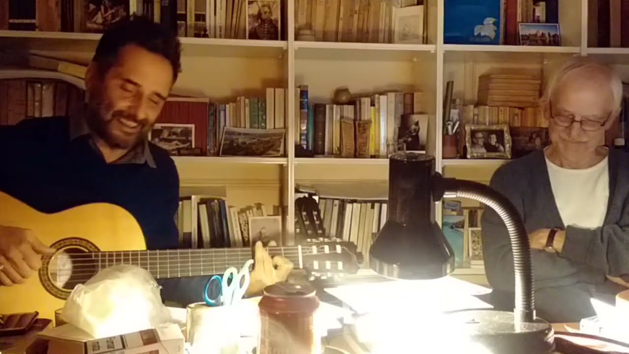 Jorge Drexler toca en el despacho de Antonio Escohotado su oscarizada canción 