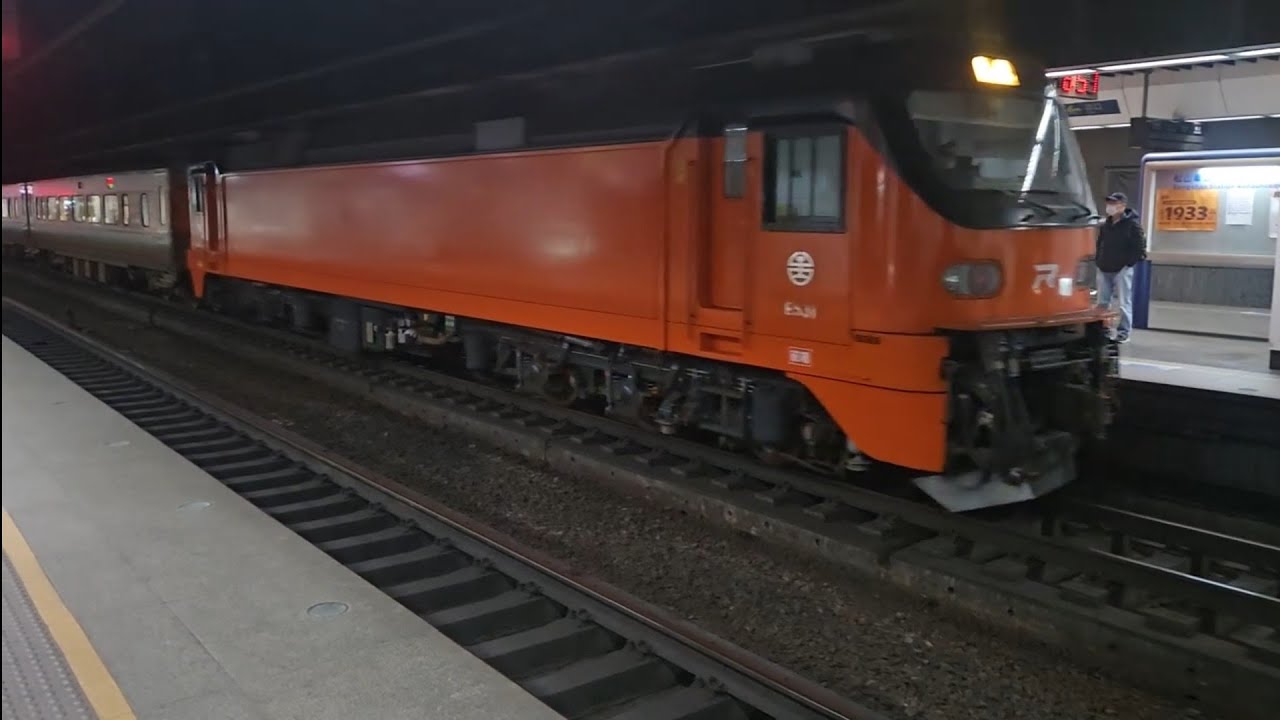 115次基隆發車開往屏東E500型鳴日色金光牌雙電力機車頭E541+十二節PP車廂+E531推拉式PP自強號，和2114次彰化發車經由山線開往基隆銀綠色微笑號EMU900型十輛一編組EMU908區間車