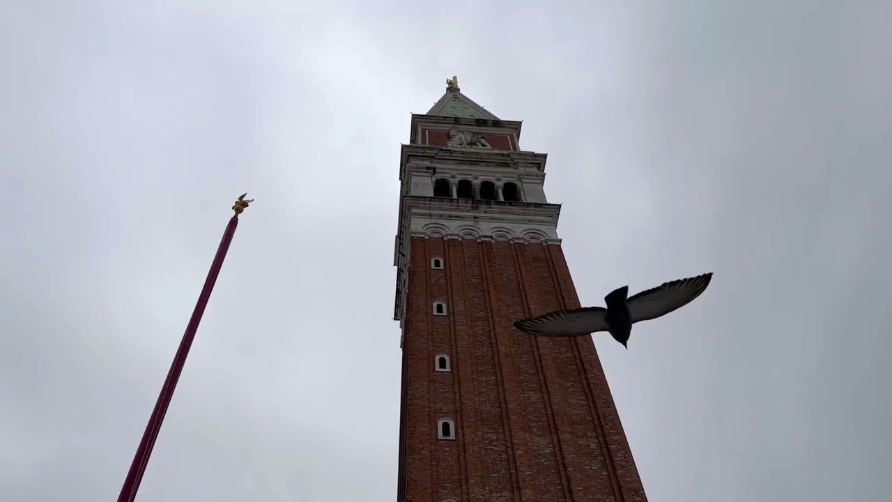 Walking Venice tour across the city