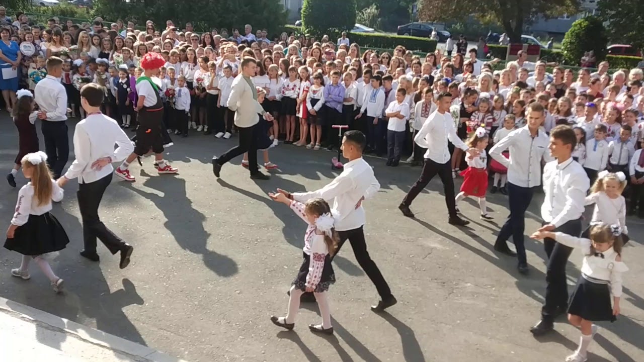 Танець випускників з першокласниками