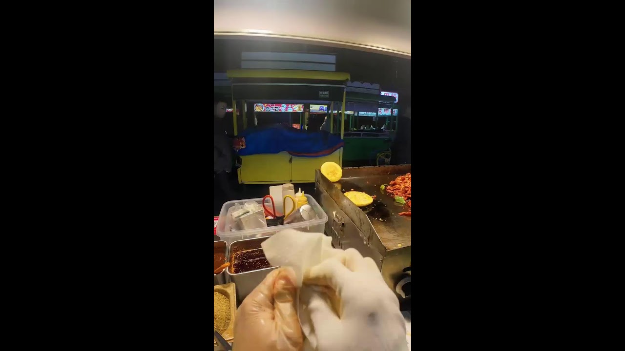 Live broadcast of street food specialties and fruit delicacies