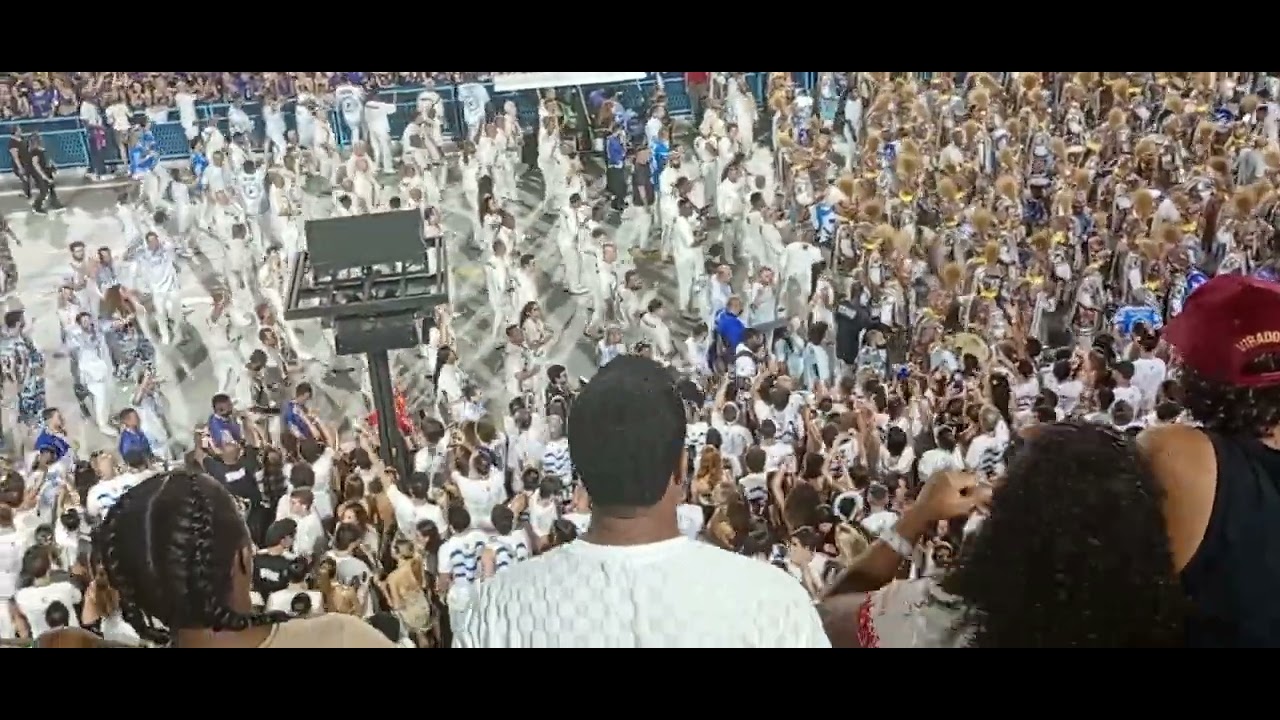 Beija-flor. Bateria no setor 10.
