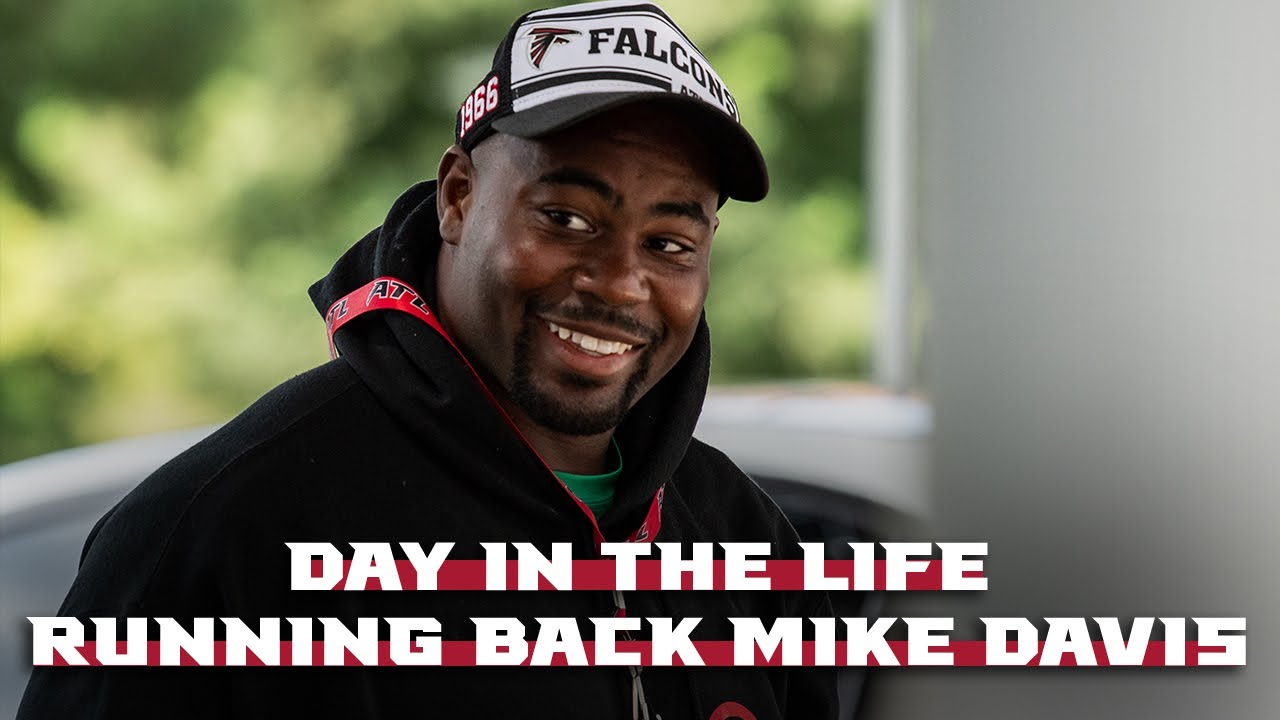 Day in the Life | Running Back Mike Davis at Falcons open practice