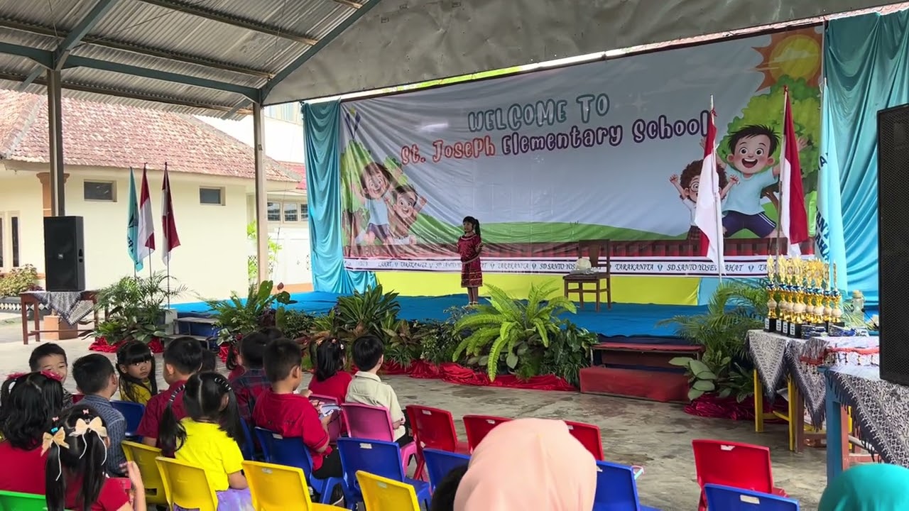 Asyifa mengisi acara di sekolah…