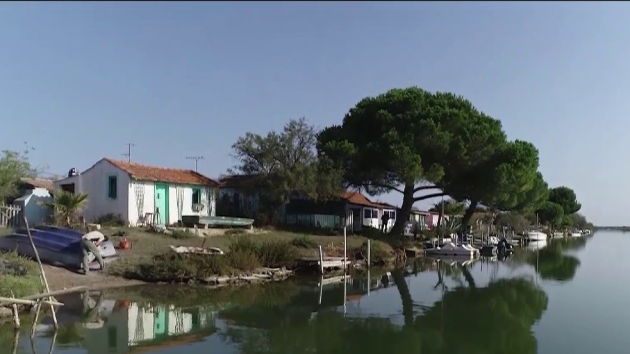 La Grande-Motte - Ses cabanes du Roc et son étang de l'Or