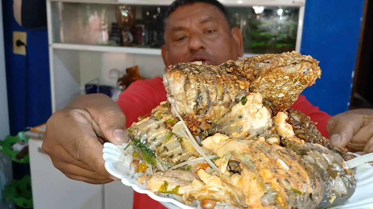 HOMEM GULOSO PEIXE DE MOLHO PEIXE FRITO ELE COLOCOU A MISTURA TODA NO PRATO VEJA ALTURA DO PRATO