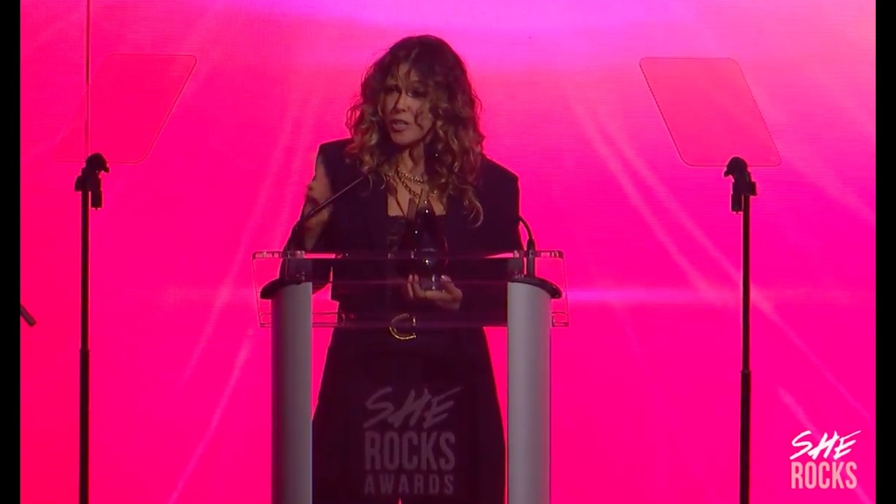 Рэйчел Платтен получает награду She Rocks Award 2026 года.