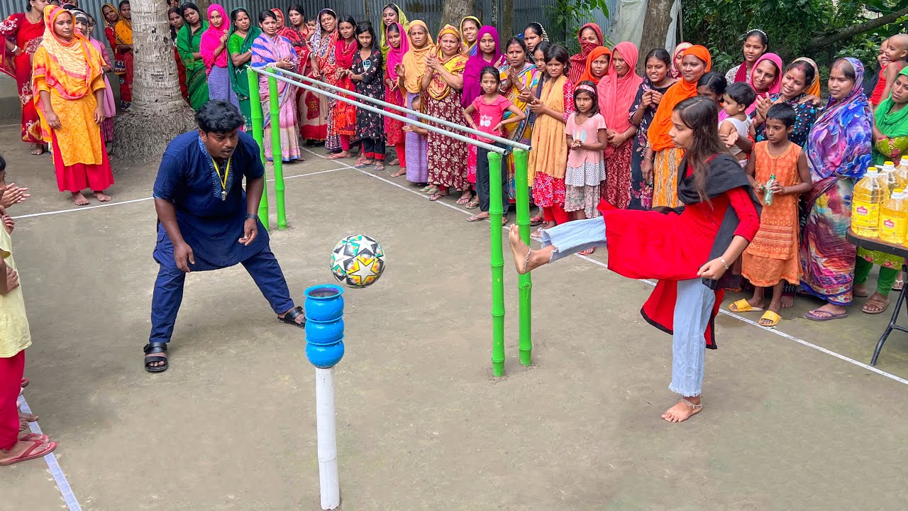 এমন আজব খেলা আপাদের দিয়েই সম্ভব, বল গরিয়ে টার্গেট করে ফুটবল শট দিয়ে ঘটি ভাঙার চ্যালেঞ্জ দেখুন !