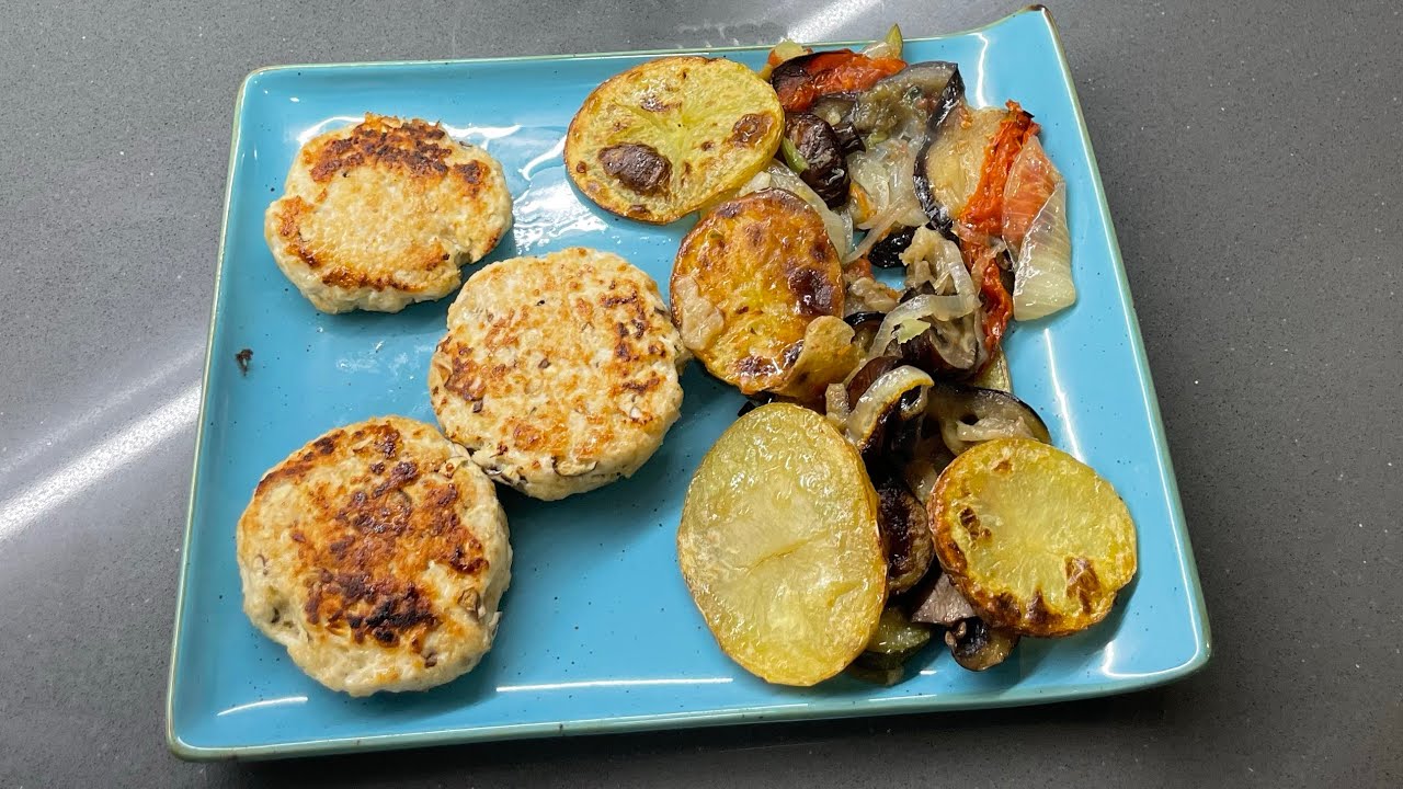 HAMBURGUESAS DE POLLO Y CHAMPIÑONES CON VERDURAS AL HORNO 