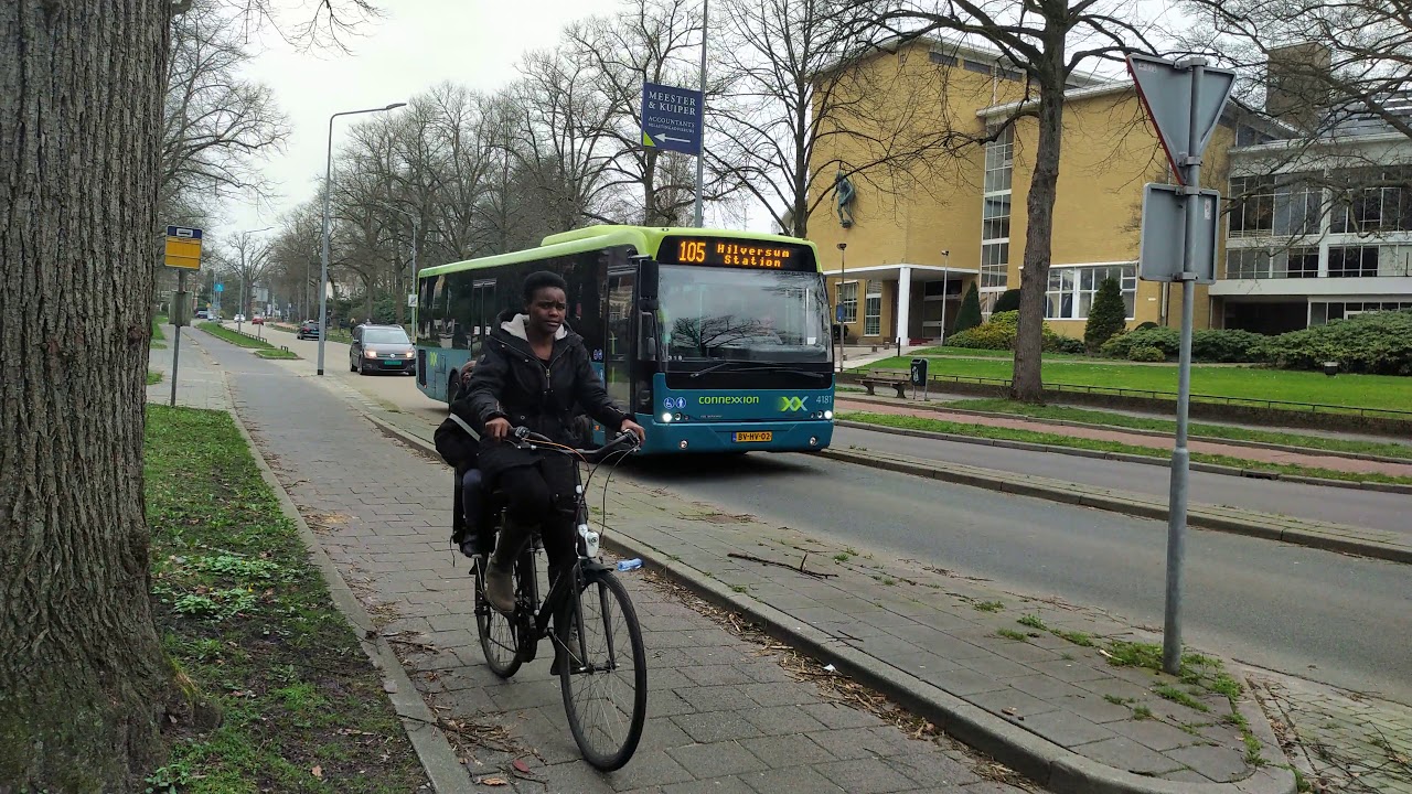 Lijn 105 naar Hilversum Station komt voorbij gereden over de Centrumring ('s-Gravelandseweg)