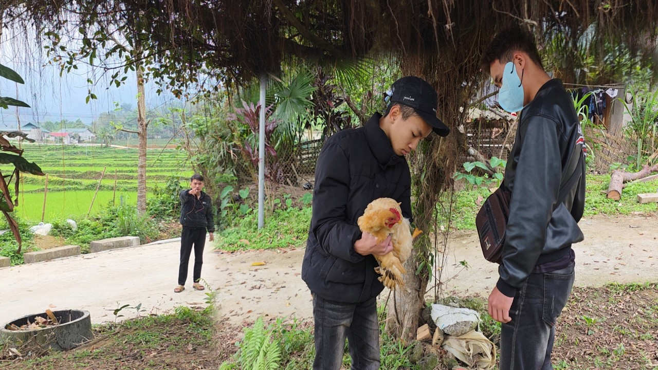 Police officer Thuan caught the thief red-handed while he was trying to sell the chickens.