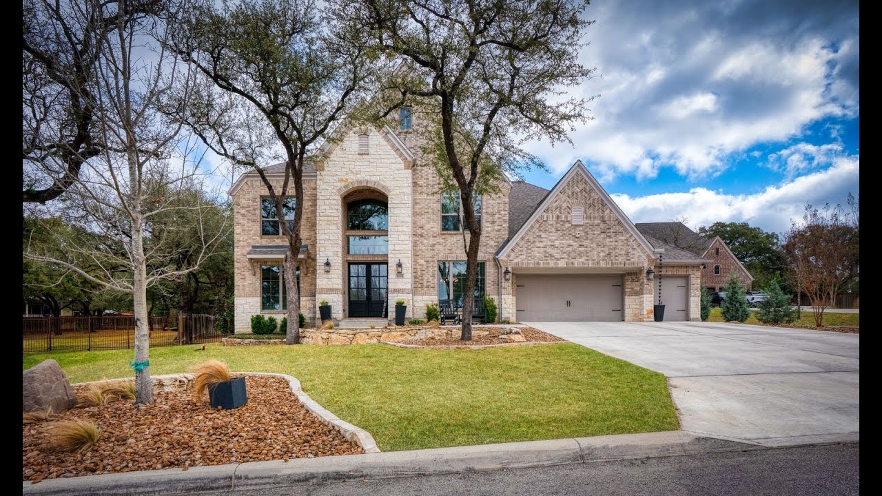 Beautiful 5-Bedroom Estate with Grand Staircase & Backyard Firepit Retreat