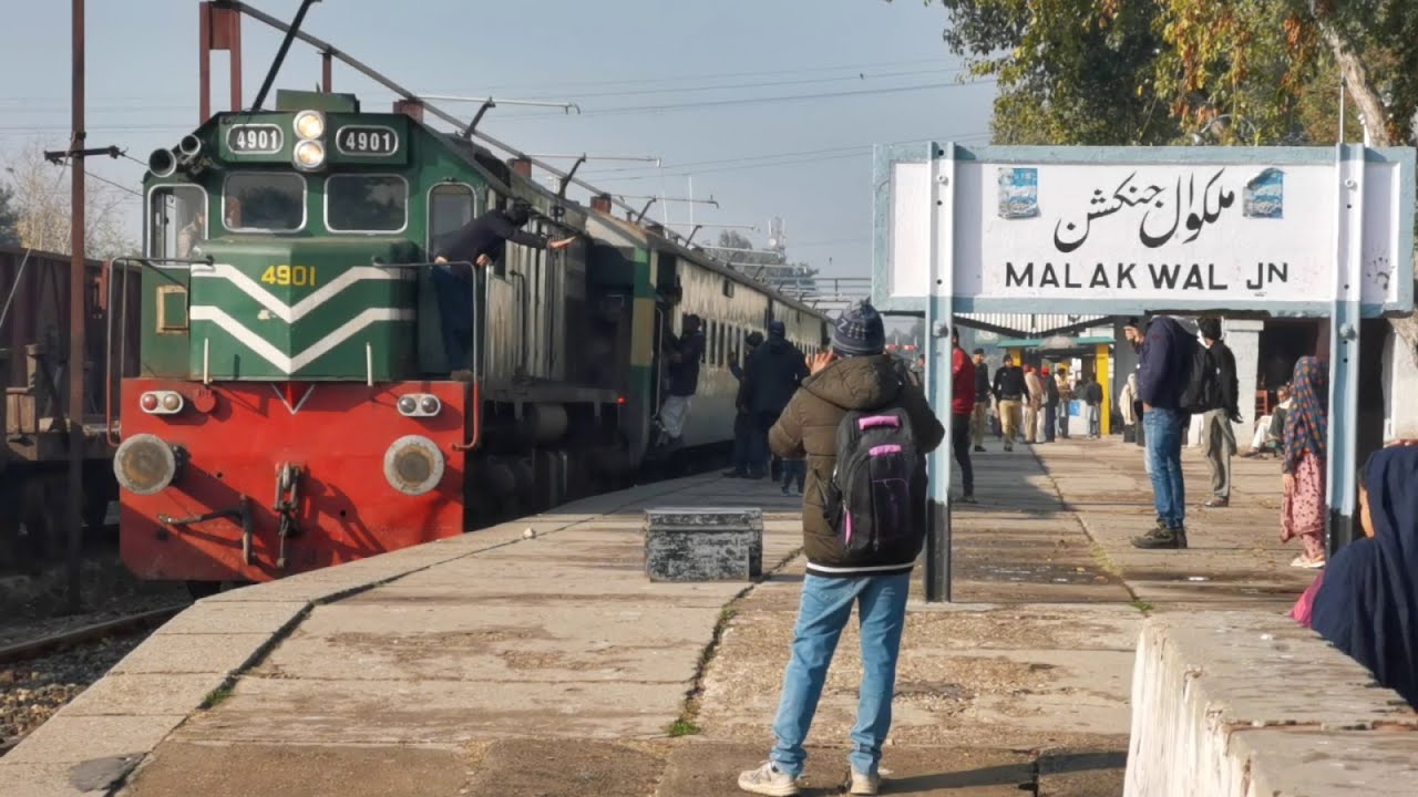 EMD Locomotive GMCU-15-4901 With 135 UP Chenab Express (Dhamaka Express) Leaving Malakwal Junction